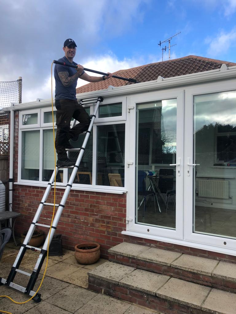 Professional window cleaning using pure water technology